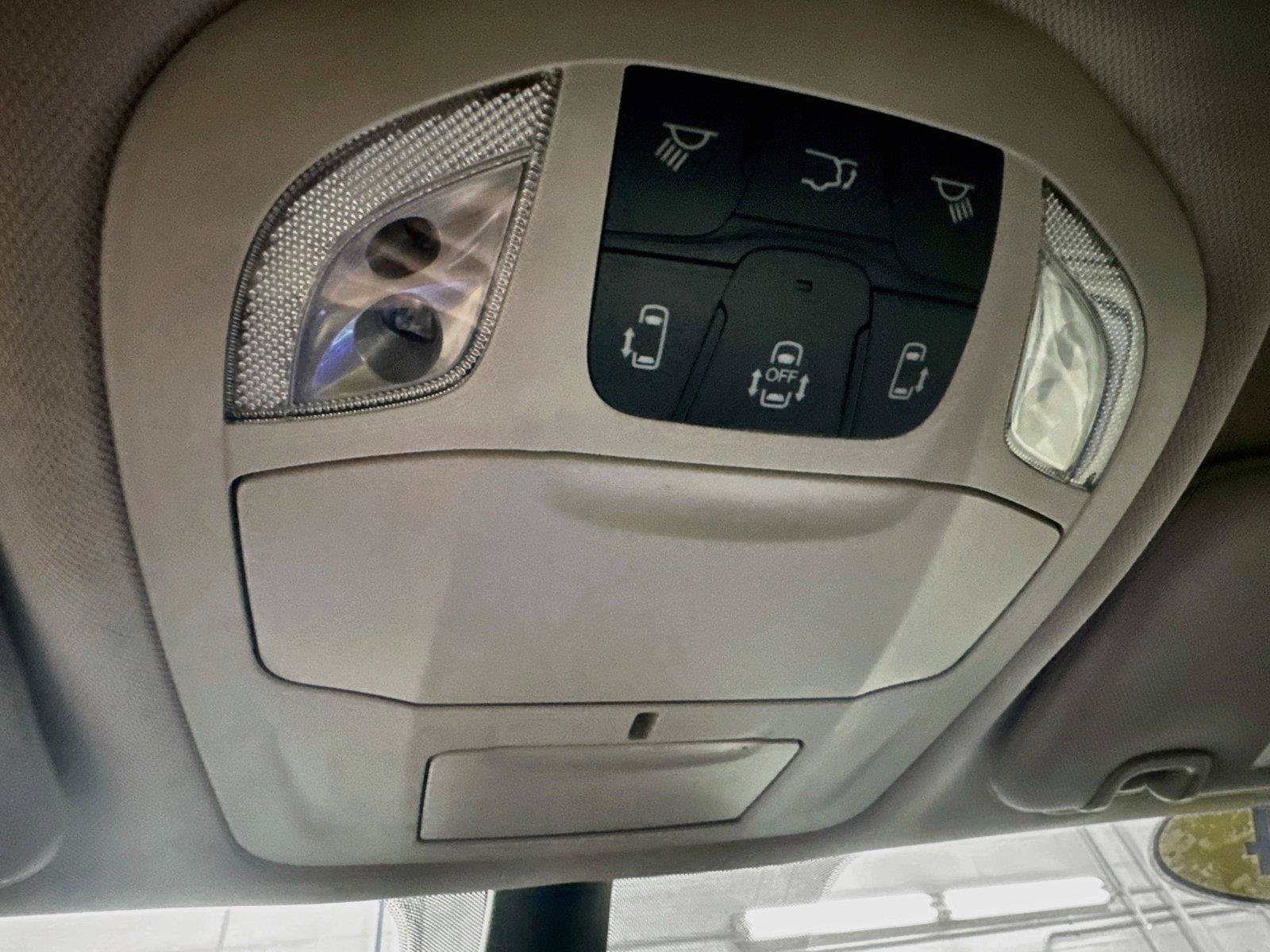 Used 2024 Chrysler Pacifica Touring-L FWD image 16