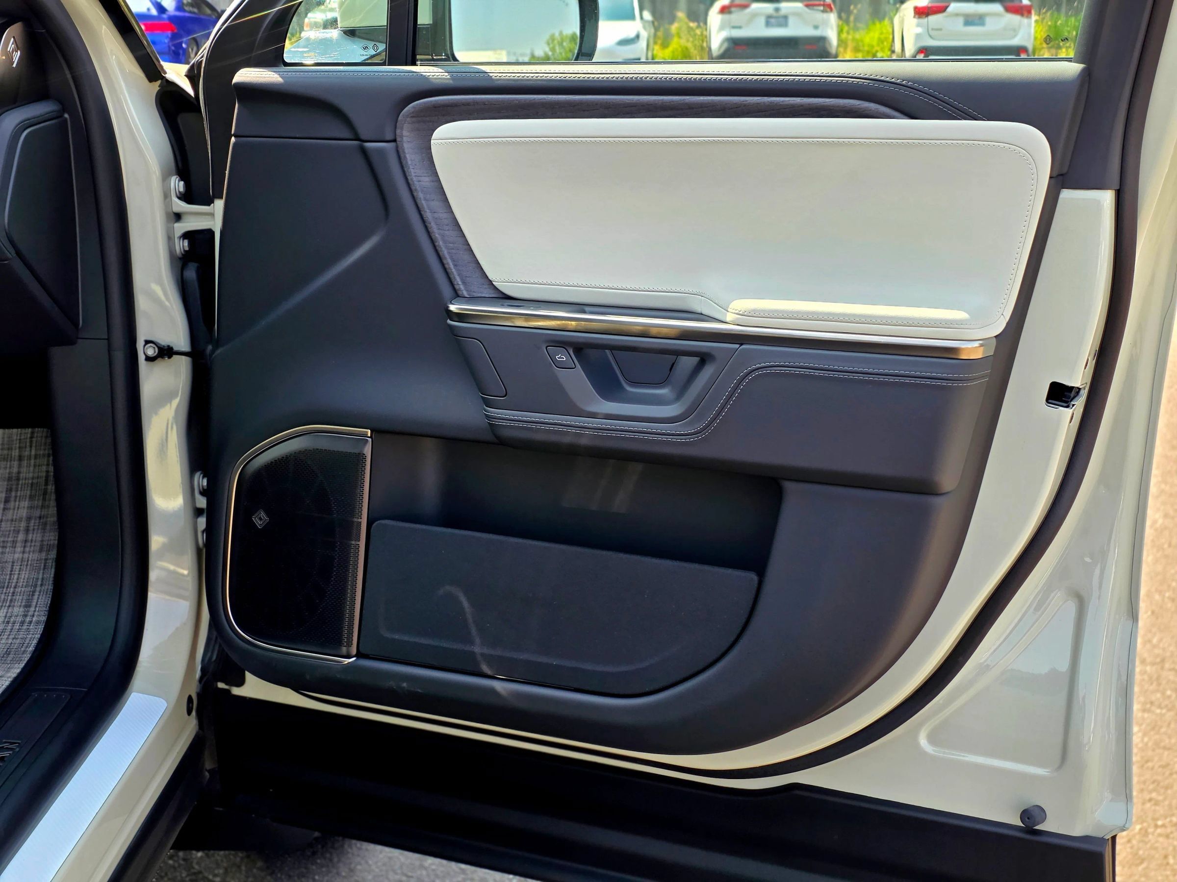Used 2025 Rivian R1S Premium Dual AWD/4WD image 36