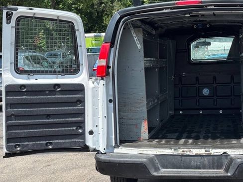 Used 2017 Chevrolet Express 2500 RWD image 11