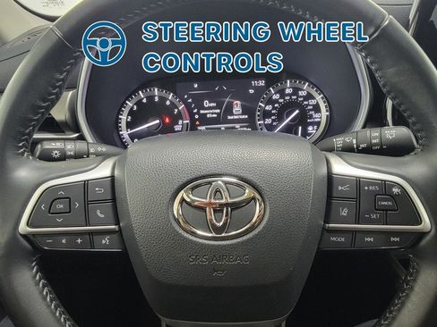 Used 2022 Toyota Highlander XLE AWD/4WD image 18