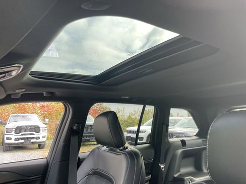 New 2025 Jeep Grand Cherokee Altitude image 21