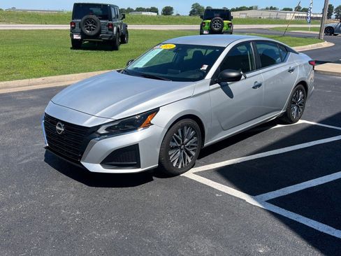 Used 2024 Nissan Altima 2.5 SV FWD image 3
