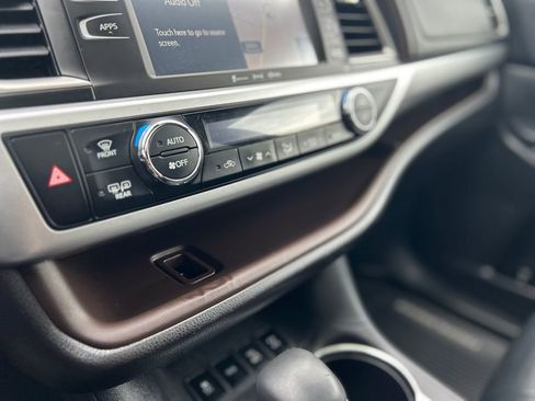 Used 2017 Toyota Highlander XLE image 16