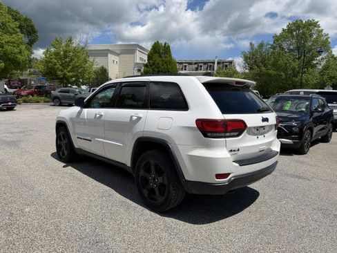 Used 2019 Jeep Grand Cherokee Laredo AWD/4WD image 6