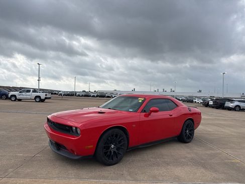 Used 2014 Dodge Challenger R/T RWD image 8