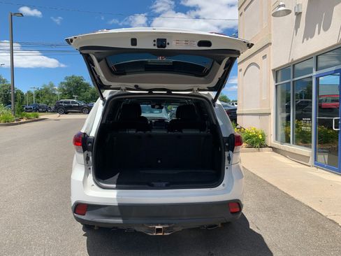 Used 2019 Toyota Highlander SE AWD/4WD image 8