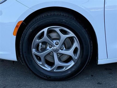 Used 2023 Chrysler Pacifica Limited image 7