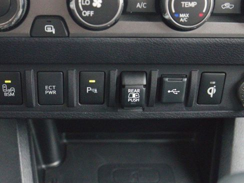 Used 2020 Toyota Tacoma TRD Off-Road w/ Technology Package AWD/4WD image 25