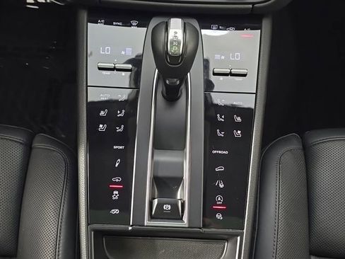 Certified 2022 Porsche Macan S AWD/4WD image 23
