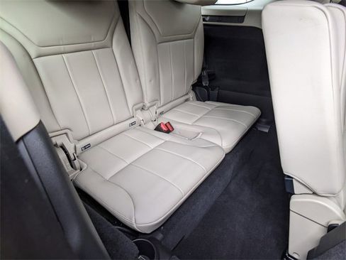 Used 2017 Land Rover Discovery HSE image 13