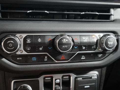 Used 2025 Jeep Wrangler Unlimited Sahara AWD/4WD image 15