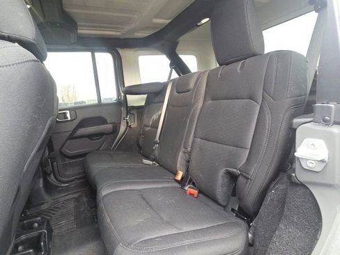 Used 2020 Jeep Wrangler Unlimited Sahara image 19