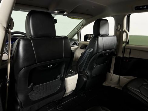 Used 2024 Chrysler Pacifica Touring-L image 24