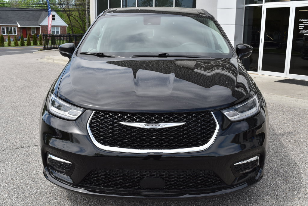 Used 2024 Chrysler Pacifica Limited FWD image 3
