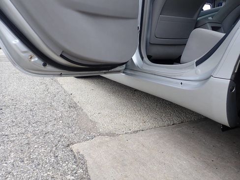 Used 2010 Toyota Camry LE image 14