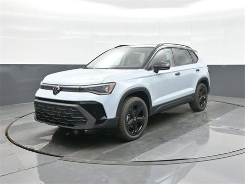 New 2026 Volkswagen Taos SE image 3
