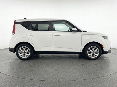 Used 2025 Kia Soul LX w/ LX Technology Package image 11