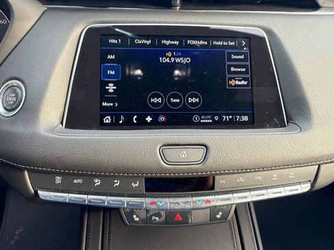 Used 2023 Cadillac XT4 Luxury w/ Cold Weather Package FWD image 11