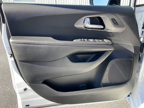 New 2026 Chrysler Pacifica Select image 12