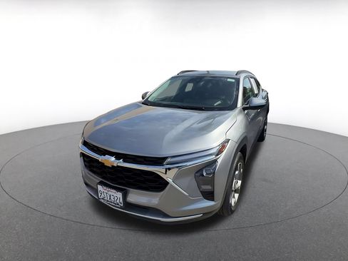 Used 2025 Chevrolet Trax LT w/ LT Convenience Package FWD image 7