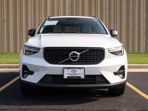 Used 2023 Volvo XC40 B5 Plus image 3