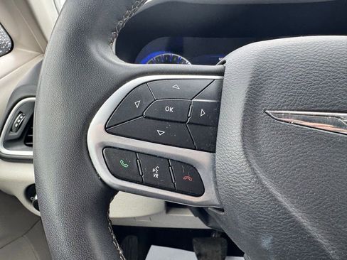 Used 2022 Chrysler Pacifica Touring-L image 19