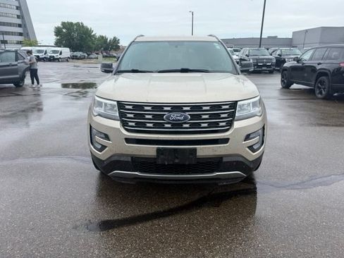 Used 2017 Ford Explorer XLT w/ Equipment Group 202A AWD/4WD image 5