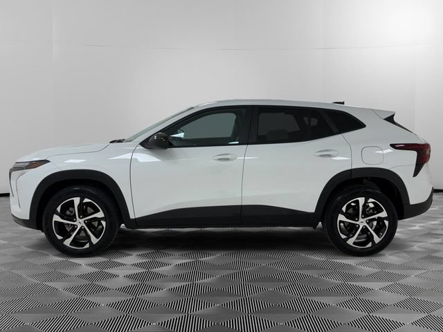 Used 2024 Chevrolet Trax RS w/ Sunroof Package FWD image 2