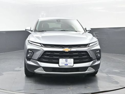 Used 2025 Chevrolet Blazer LT AWD/4WD image 2