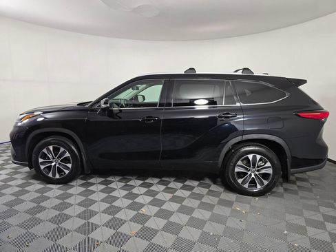 Used 2022 Toyota Highlander XLE AWD/4WD image 4