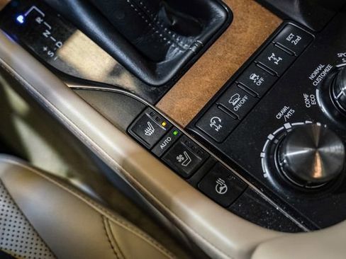 Used 2018 Lexus LX 570 4WD w/ Luxury Package image 31