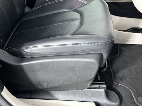 Used 2023 Chrysler Pacifica Touring-L FWD image 23
