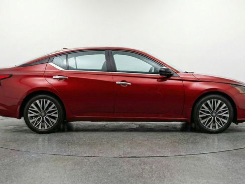 Used 2025 Nissan Altima 2.5 SV image 11