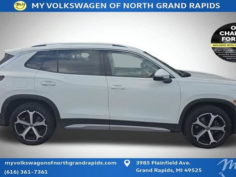 Used 2025 Volkswagen Tiguan SE AWD/4WD image 3