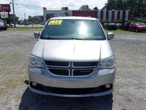 Used 2019 Dodge Grand Caravan SXT FWD image 2