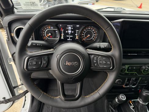 Used 2024 Jeep Gladiator Sport AWD/4WD image 19