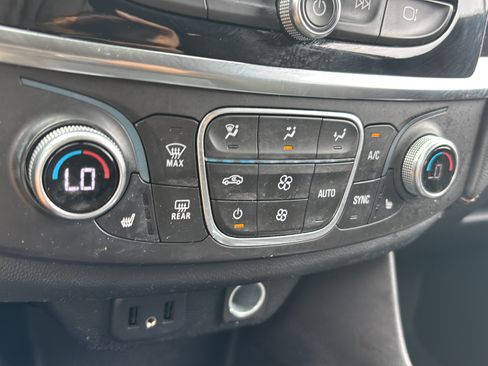 Used 2018 Chevrolet Traverse LT FWD image 19