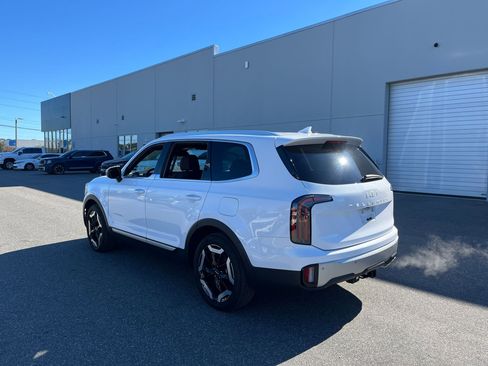 Used 2024 Kia Telluride EX w/ EX Captain's Chair Package image 6