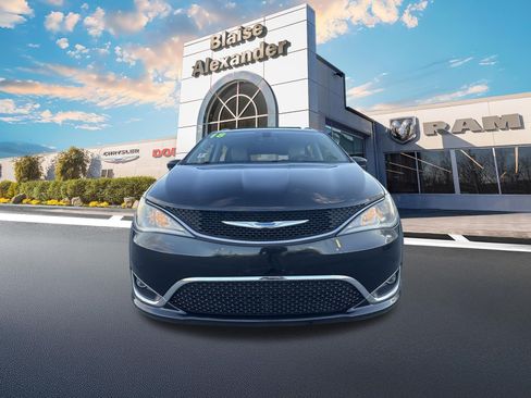 Used 2018 Chrysler Pacifica Touring-L image 11