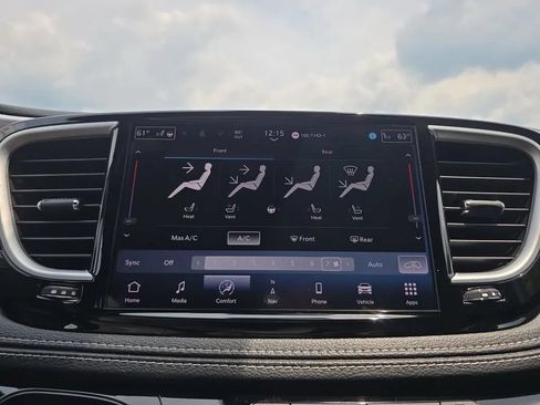 Used 2025 Chrysler Pacifica Limited FWD image 31