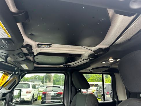 Used 2021 Jeep Gladiator Sport image 15