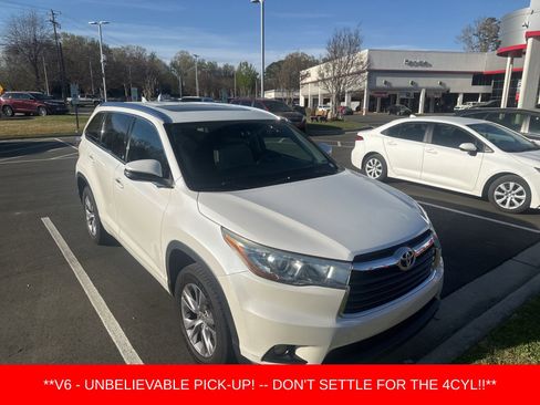 Used 2015 Toyota Highlander XLE FWD image 2