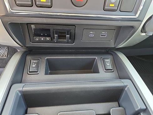 Used 2020 Nissan Titan SV w/ SV Convenience Package image 32