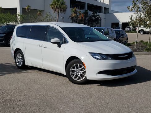 Used 2023 Chrysler Voyager LX image 34