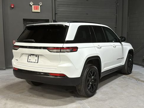 Used 2024 Jeep Grand Cherokee Altitude AWD/4WD image 4