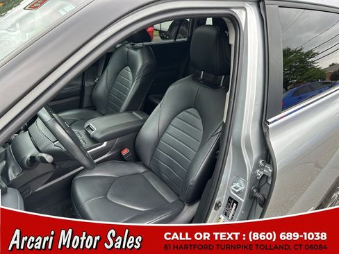 Used 2023 Toyota Highlander XLE AWD/4WD image 16