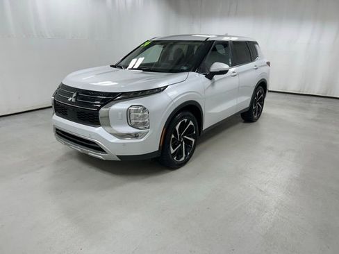Used 2024 Mitsubishi Outlander AWD image 2