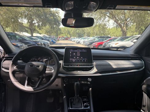 Used 2025 Jeep Compass Latitude AWD/4WD image 32