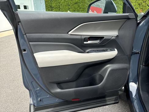 Certified 2025 Toyota Grand Highlander FWD image 17