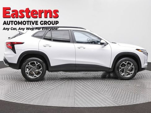 Used 2025 Chevrolet Trax LT FWD image 4